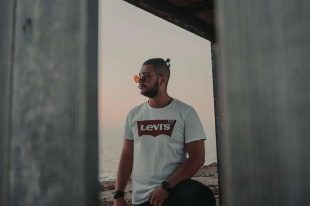 A man wearing Levis logo T shirt